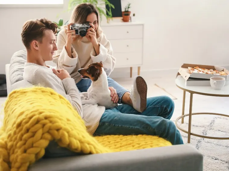 Casal com câmera em casa