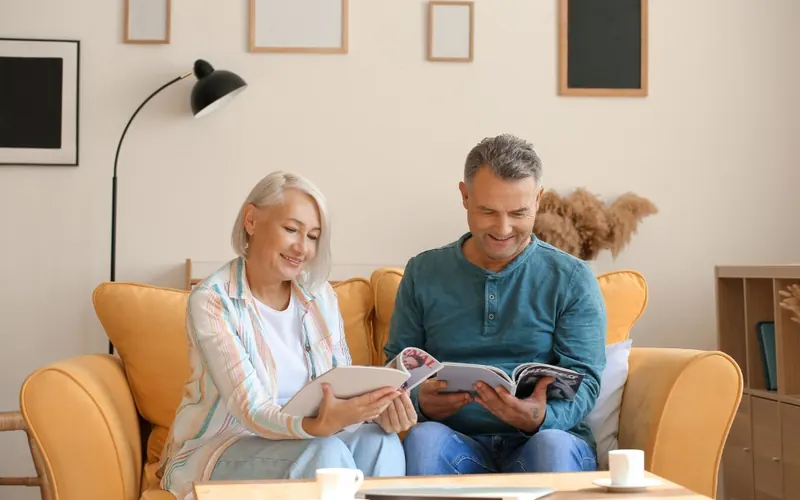 Casal com livros na sala