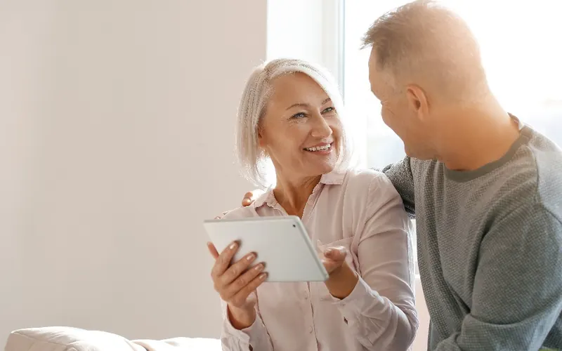 Casal com tablet na sala