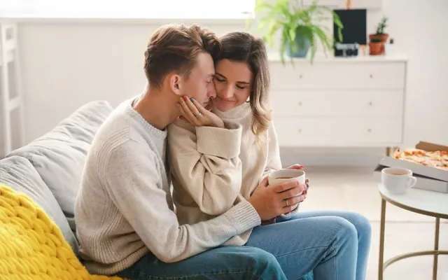 Casal sorrindo em casa