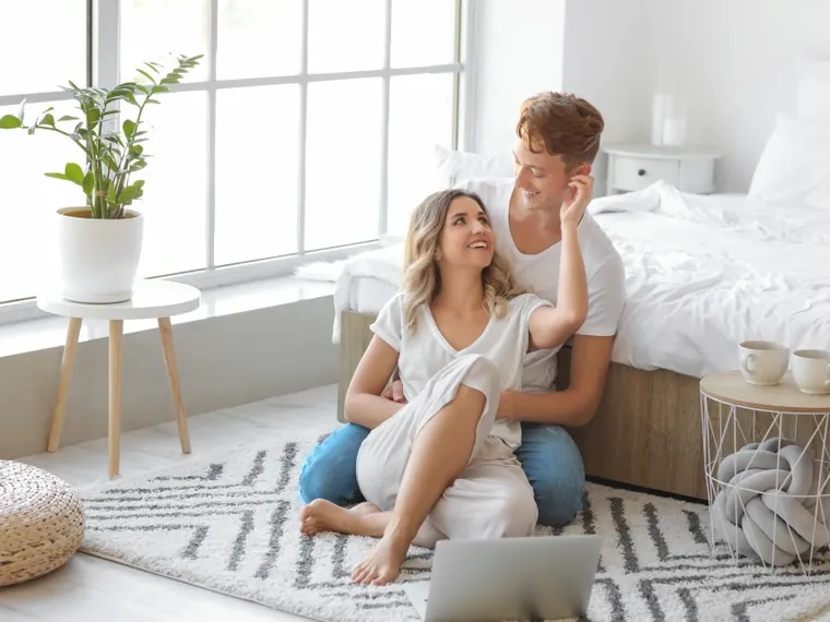 Casal sorrindo em casa