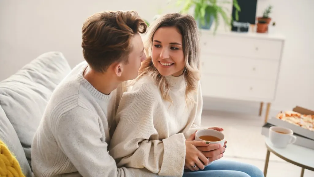 Casal sorrindo em casa
