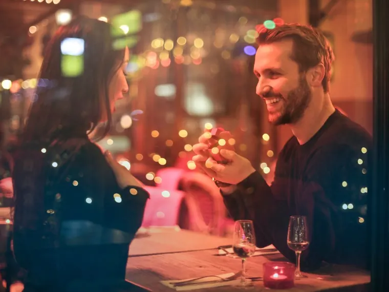 Casal sorrindo em destaque
