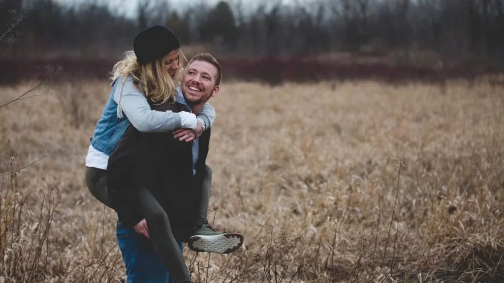 Casal sorrindo em destaque