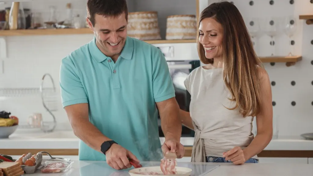 Casal sorrindo na cozinha