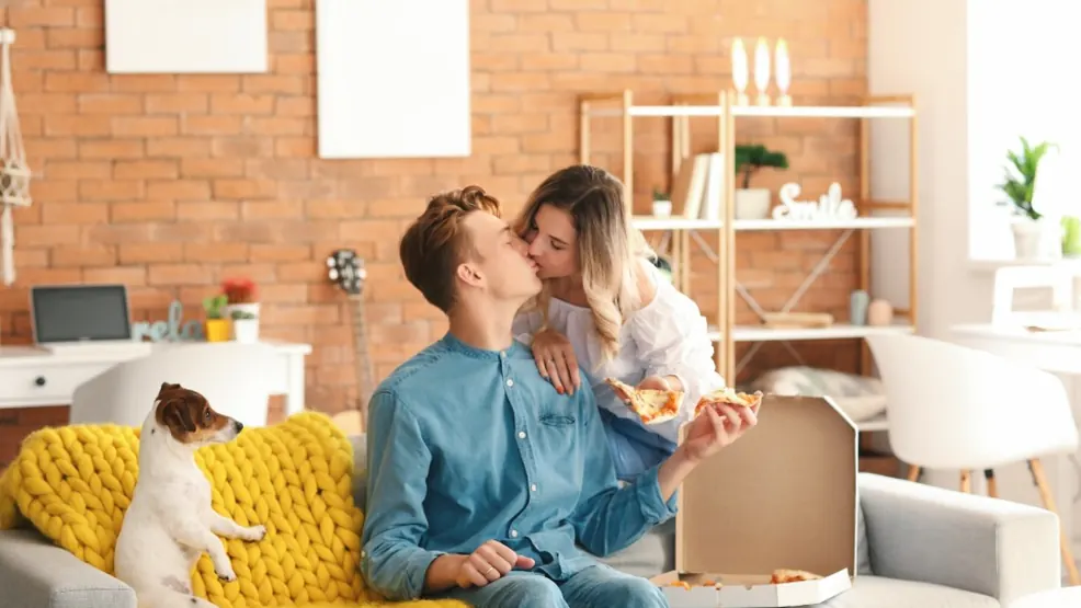 Casal sorrindo na sala