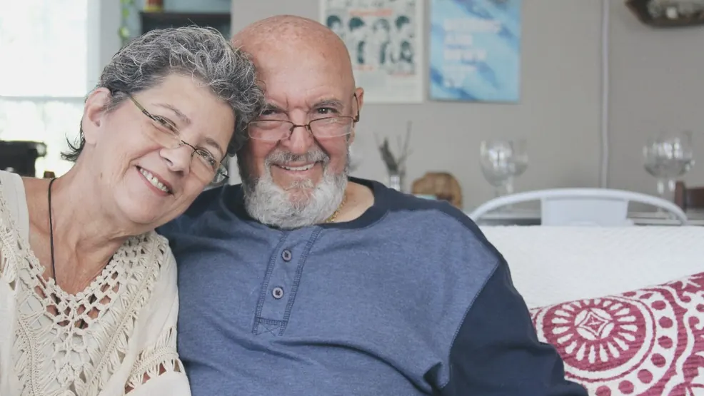 Casal sorrindo na sala