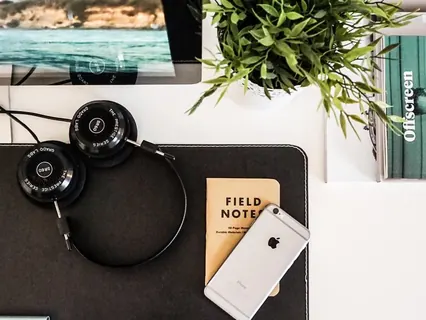 Celular e computador no escritório