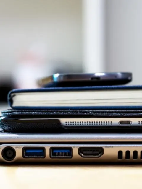 Celular e notebook no escritório