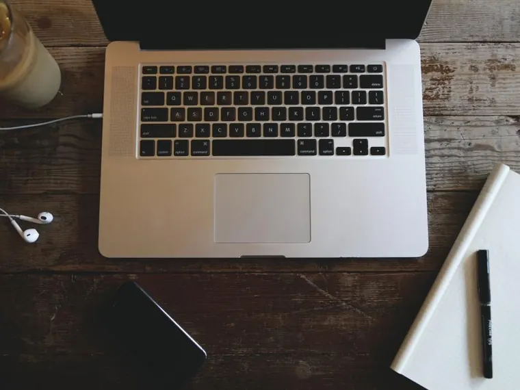 Celular e notebook no escritório