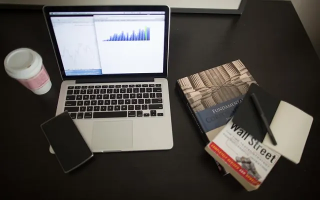 Celular e notebook sobre a mesa