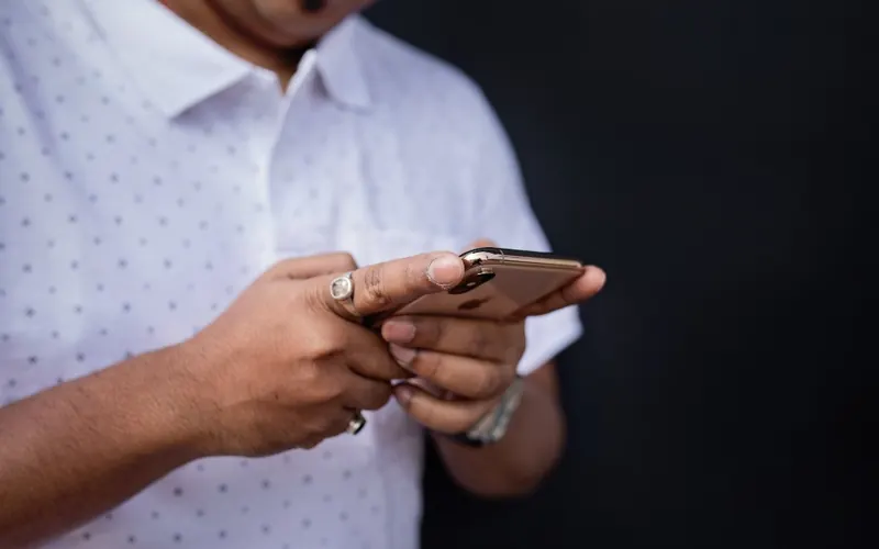 Homem com celular