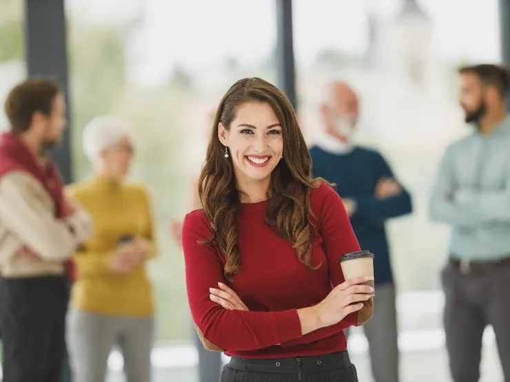 Mulher com café no escritório