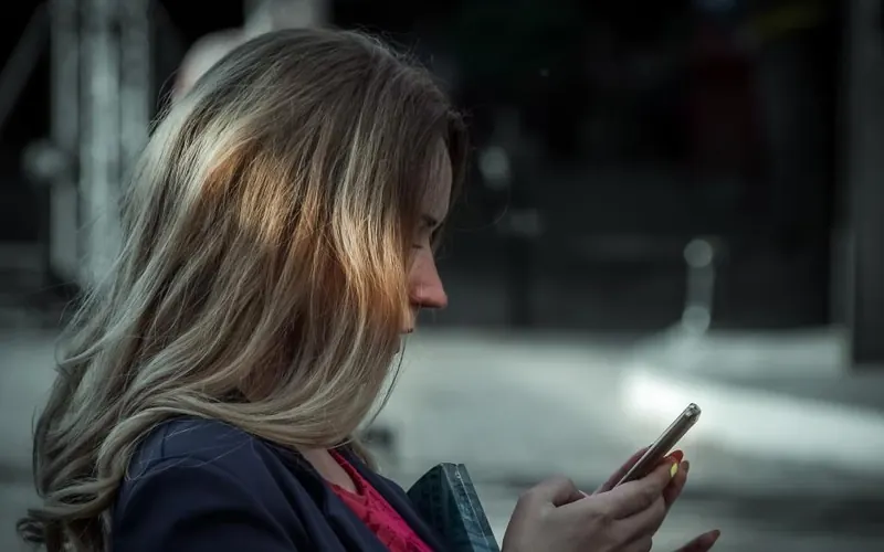 Mulher com celular