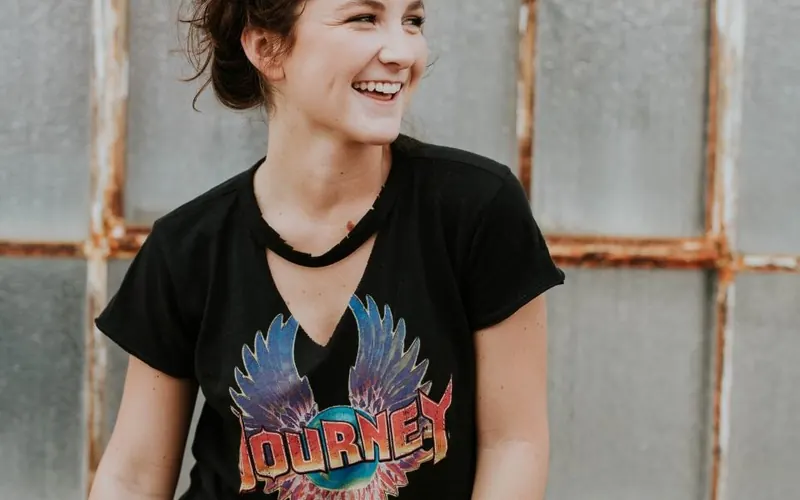 Mulher sorrindo em destaque