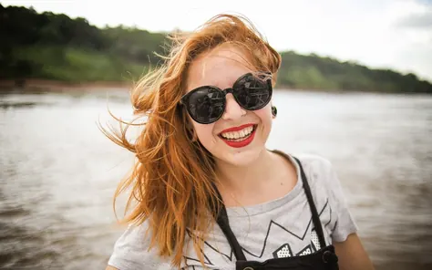 Mulher sorrindo em destaque