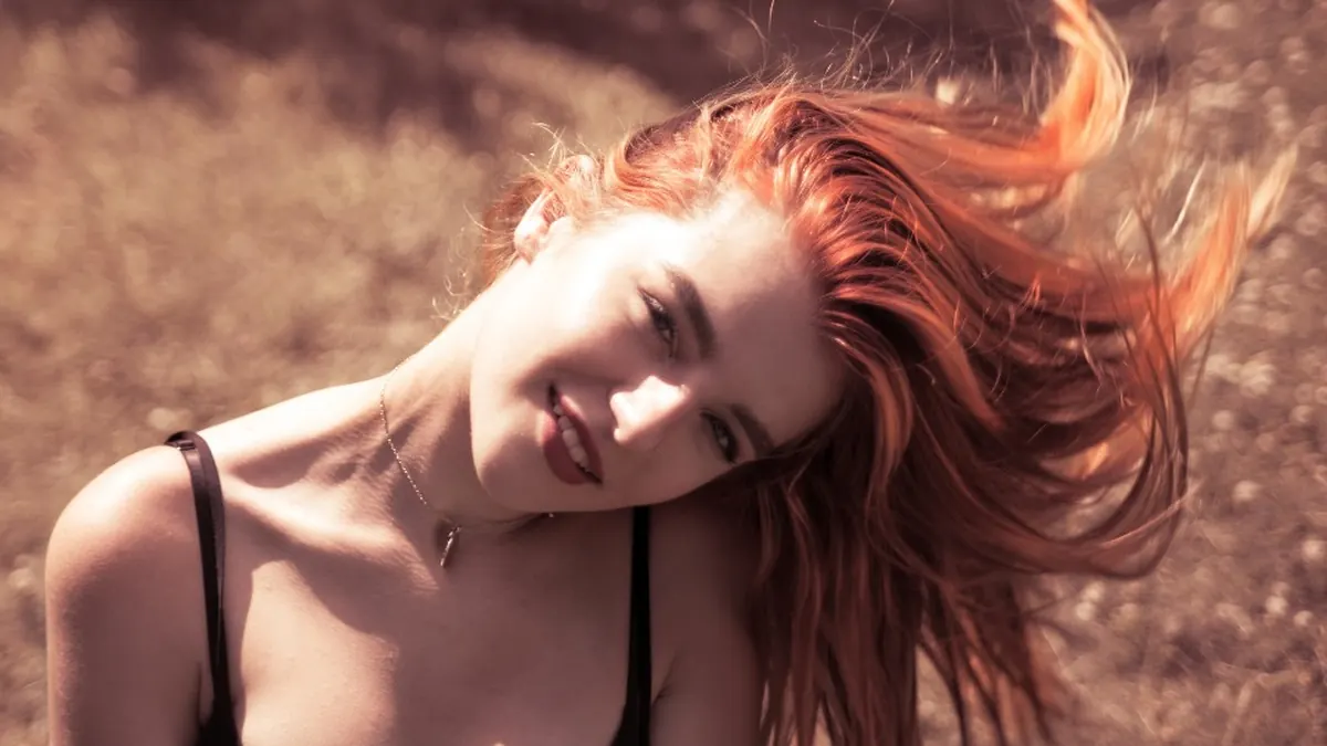 Mulher sorrindo em destaque