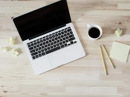 Notebook e computador no escritório