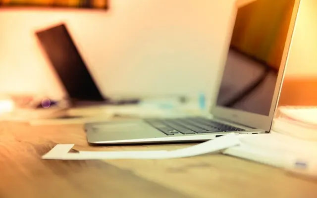 Notebook e computador no escritório