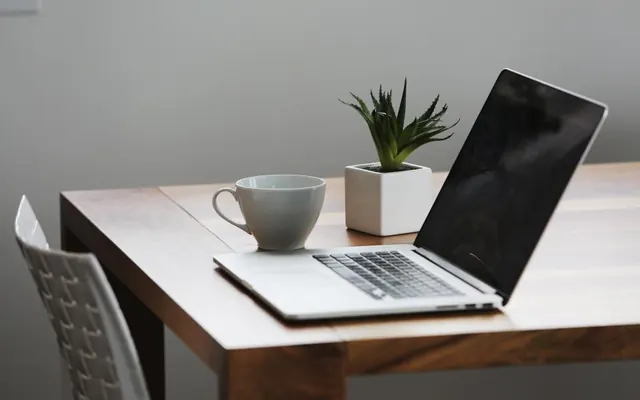 Notebook e computador no escritório