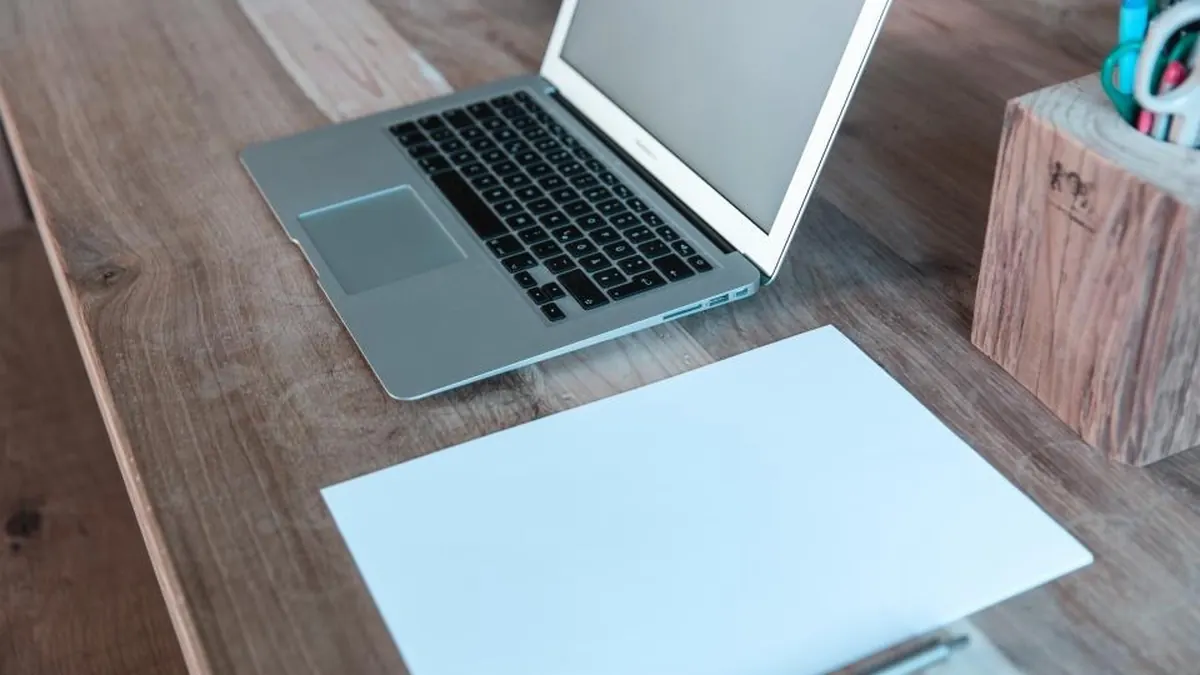 Notebook e computador no escritório