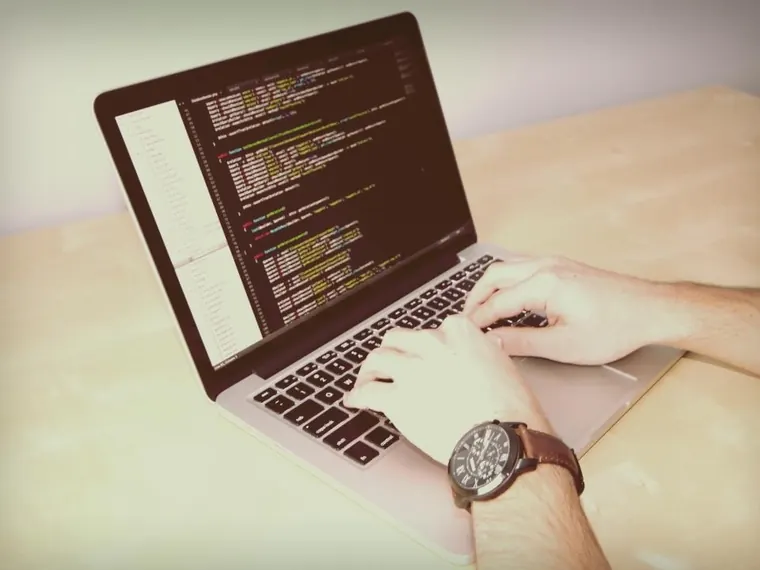 Notebook e relógio no escritório