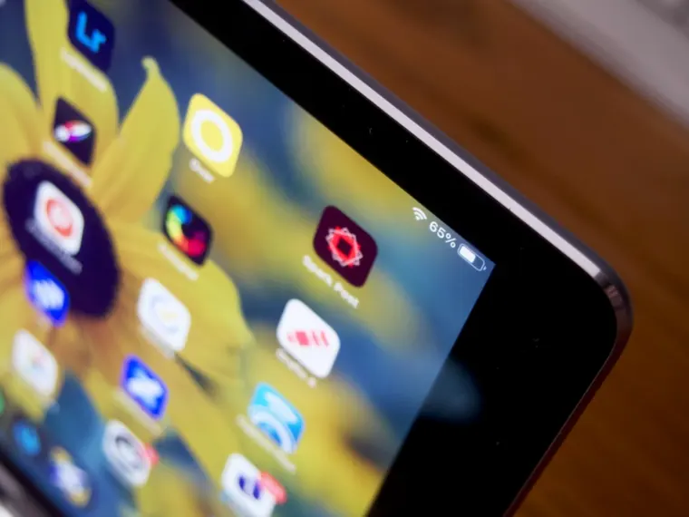 Tablet e computador no escritório